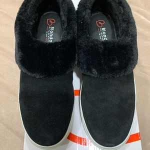 Blondo Black Fur-Lined Slippers fits more like a 6.5-7